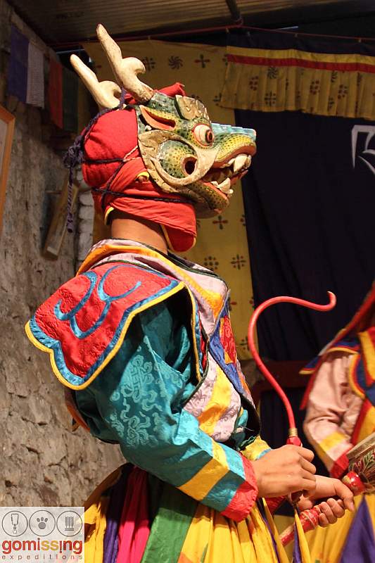 Caráter mascarado de dança popularasiática com vestimenta muito colorida